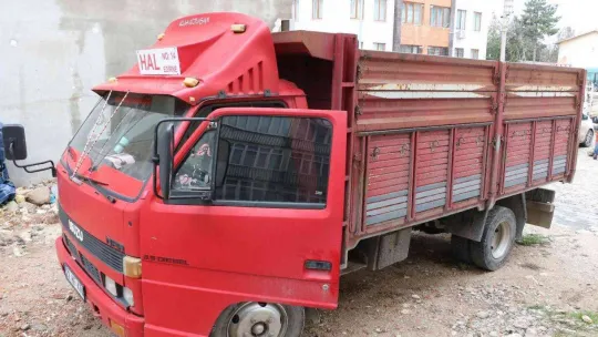 Pazarcı esnafının kamyonetlerinin akülerini tam 11 kez çaldılar