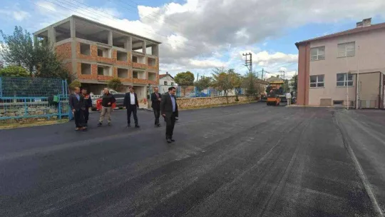 Pazaryeri İlkokulu'nun bahçesi sıcak asfalt ile kaplandı