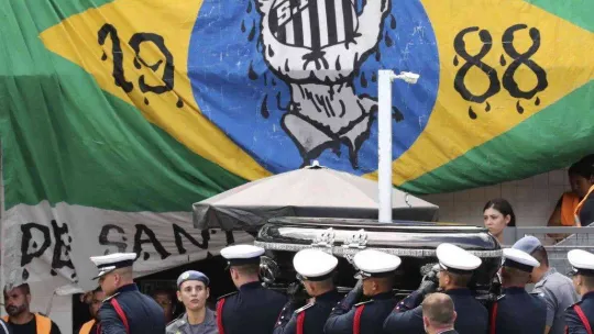 Pele, son yolculuğuna uğurlandı