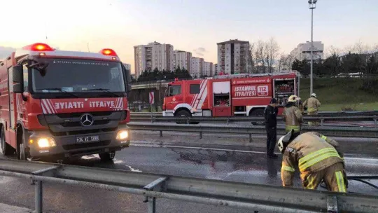 Pendik'te alev alev yanan servis otobüsü küle döndü
