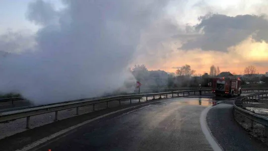 Pendik'te alev alev yanan servis otobüsü küle döndü