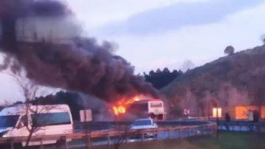 Pendik'te alev alev yanan servis otobüsü küle döndü