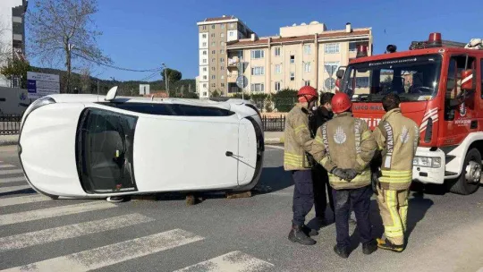 Pendik'te çarpışan otomobillerden biri yan yattı: 1 yaralı