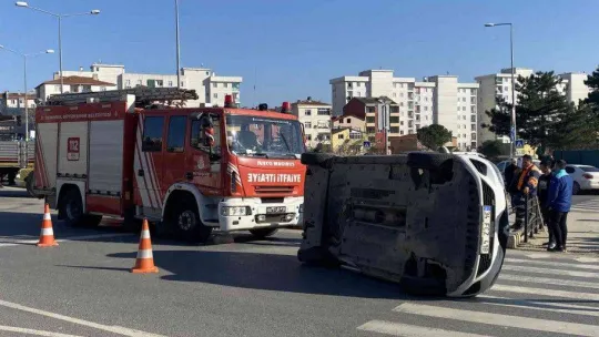 Pendik'te çarpışan otomobillerden biri yan yattı: 1 yaralı