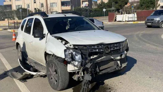 Pendik'te çarpışan otomobillerden biri yan yattı: 1 yaralı