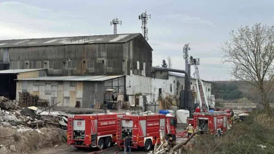 Pendik'te çinko ve kaplama fabrikası alevlere teslim oldu