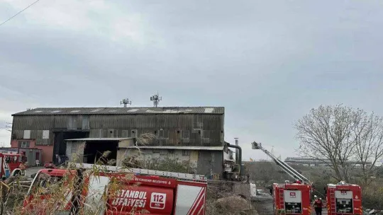 Pendik'te çinko ve kaplama fabrikası alevlere teslim oldu