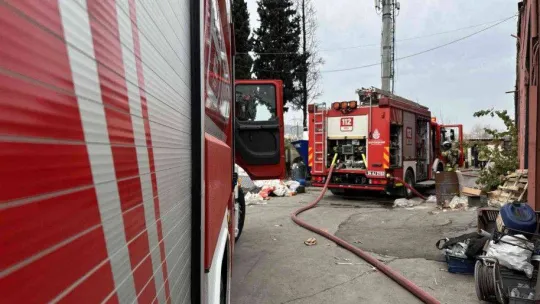 Pendik'te çinko ve kaplama fabrikası alevlere teslim oldu