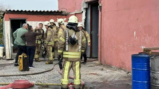 Pendik'te çinko ve kaplama fabrikası alevlere teslim oldu