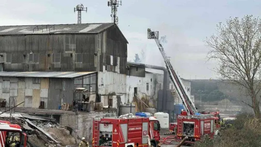 Pendik'te çinko ve kaplama fabrikası alevlere teslim oldu