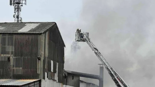 Pendik'te çinko ve kaplama fabrikası alevlere teslim oldu