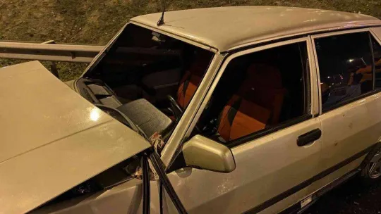 Pendik'te ehliyetsiz sürücü önce ticari taksiye ardından bariyerlere çarptı: 1 yaralı