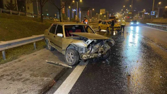 Pendik'te ehliyetsiz sürücü önce ticari taksiye ardından bariyerlere çarptı: 1 yaralı