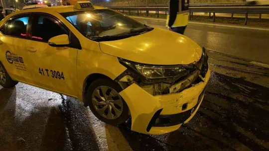 Pendik'te ehliyetsiz sürücü önce ticari taksiye ardından bariyerlere çarptı: 1 yaralı