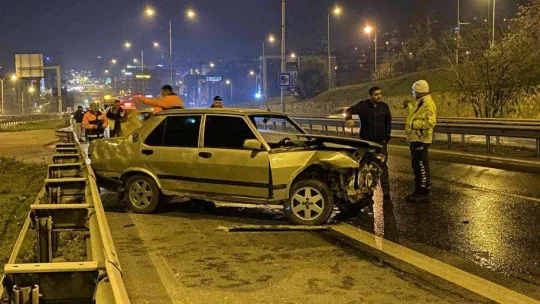 Pendik'te ehliyetsiz sürücü önce ticari taksiye ardından bariyerlere çarptı: 1 yaralı