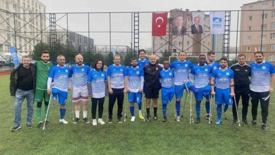 Pendik'te Engelliler Günü'ne özel dostluk maçı: Hakim ve savcılar sahaya çıktı
