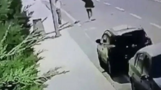 Pendik'te genç kıza sokak ortasında şiddet kamerada