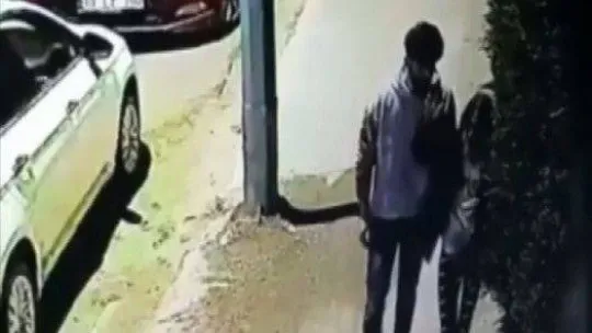 Pendik'te genç kıza sokak ortasında şiddet kamerada
