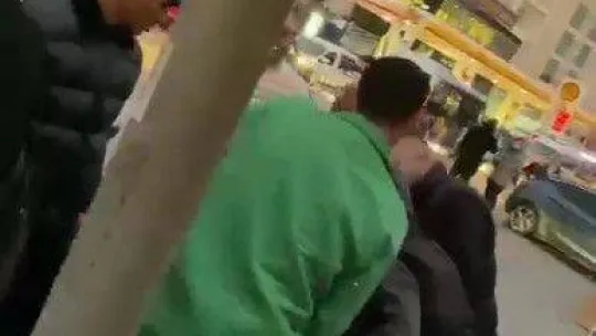 Pendik'te hırsızlık şüphelisini yakalayarak polise teslim ettiler