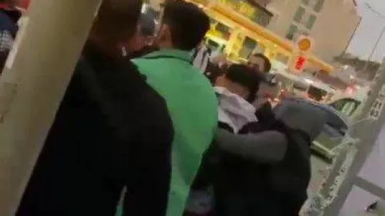 Pendik'te hırsızlık şüphelisini yakalayarak polise teslim ettiler