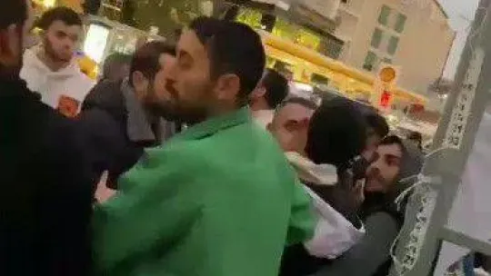 Pendik'te hırsızlık şüphelisini yakalayarak polise teslim ettiler