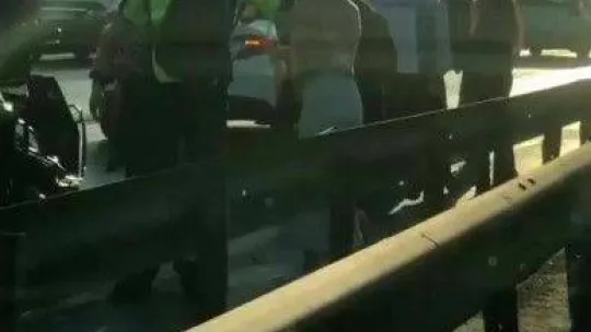 Pendik'te iki sürücü birbirine girdi, çevredekiler ayırmakta zorlandı