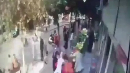 Pendik'te kaşar peyniri hırsızı marketten tekmelerle kovuldu