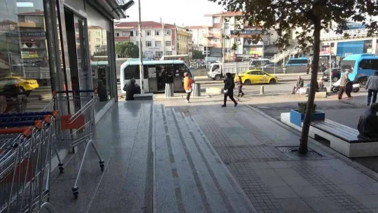 Pendik'te kaşar peyniri hırsızı marketten tekmelerle kovuldu