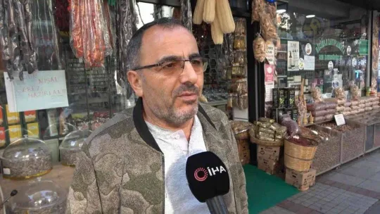 Pendik'te kaşar peyniri hırsızı marketten tekmelerle kovuldu