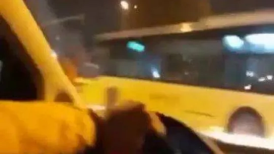 Pendik'te kırmızı ışıkta geçen İETT otobüsü kazaya neden oldu