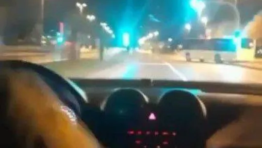 Pendik'te kırmızı ışıkta geçen İETT otobüsü kazaya neden oldu