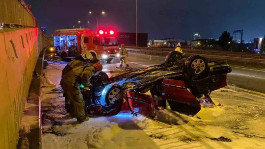Pendik'te kontrolden çıkıp takla atan otomobil yandı: 4 yaralı