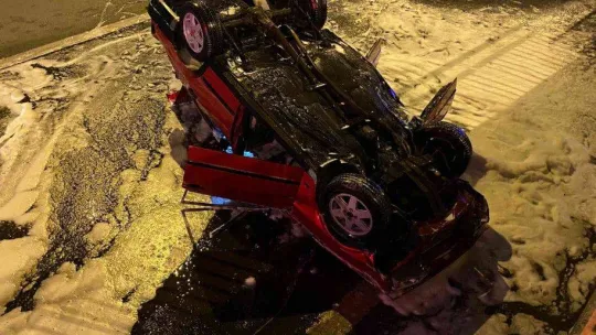 Pendik'te kontrolden çıkıp takla atan otomobil yandı: 4 yaralı