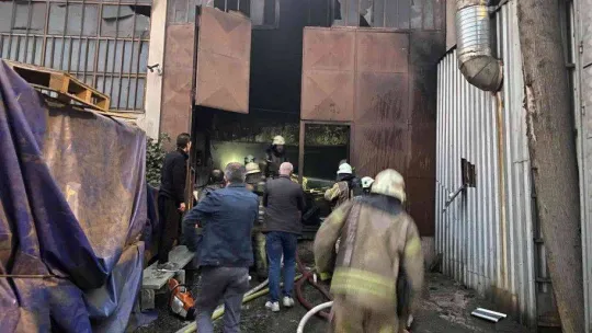 Pendik'te krom kaplama imalathanesinde korkutan yangın