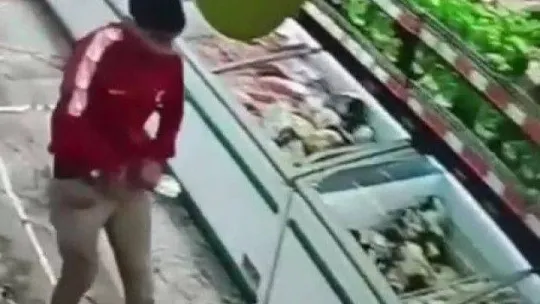 Pendik'te markette çaldığı kaşarları pantolonun içine sakladı