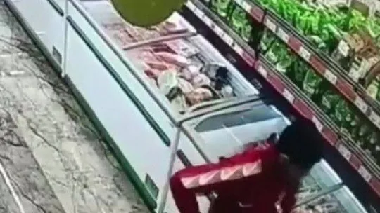 Pendik'te markette çaldığı kaşarları pantolonun içine sakladı