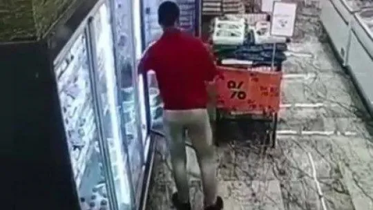 Pendik'te markette çaldığı kaşarları pantolonun içine sakladı