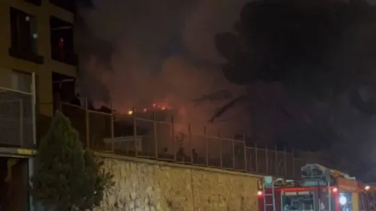 Pendik'te metruk binada çıkan yangın çevrede endişe yarattı