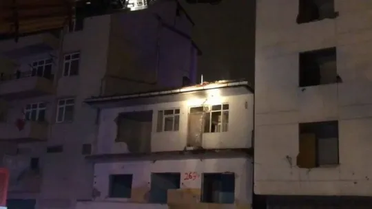 Pendik'te metruk binada korkutan yangın