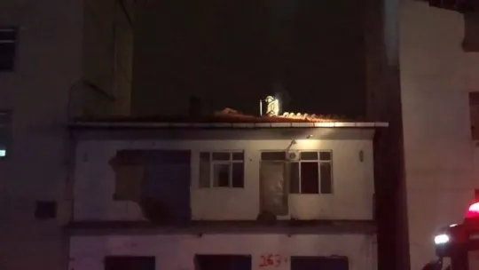 Pendik'te metruk binada korkutan yangın