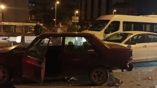 Pendik'te meydana gelen zincirleme trafik kazası trafiği felç etti