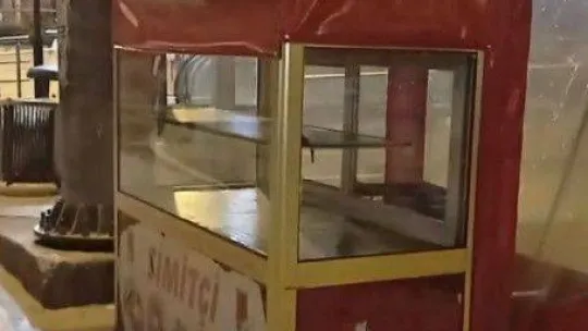 Pendik'te mide bulandıran görüntü: Simit tezgahından fare çıktı