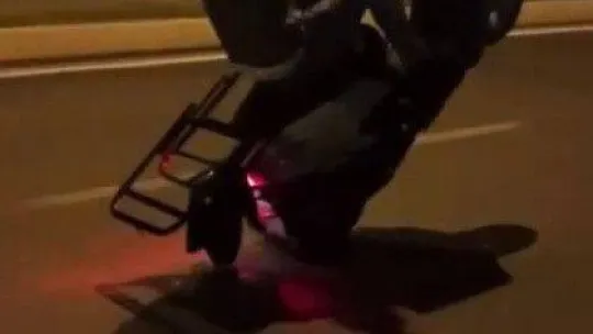Pendik'te motosiklet ile tek teker üzerinde tehlikeli yolculuk kamerada