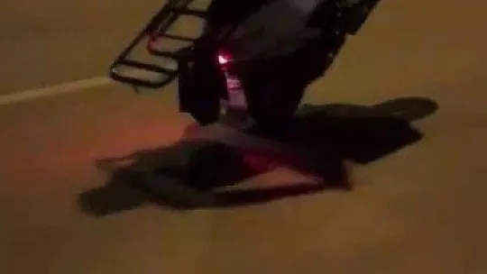 Pendik'te motosiklet ile tek teker üzerinde tehlikeli yolculuk kamerada