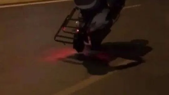 Pendik'te motosiklet ile tek teker üzerinde tehlikeli yolculuk kamerada