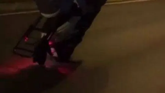 Pendik'te motosiklet ile tek teker üzerinde tehlikeli yolculuk kamerada