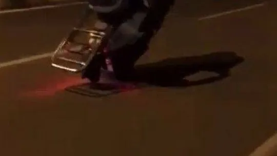Pendik'te motosiklet ile tek teker üzerinde tehlikeli yolculuk kamerada