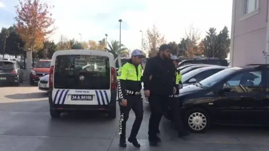 Pendik'te motosiklet sürücüsünün omzunda yolculuk eden kişi ile sürücüye bin 15 TL ceza