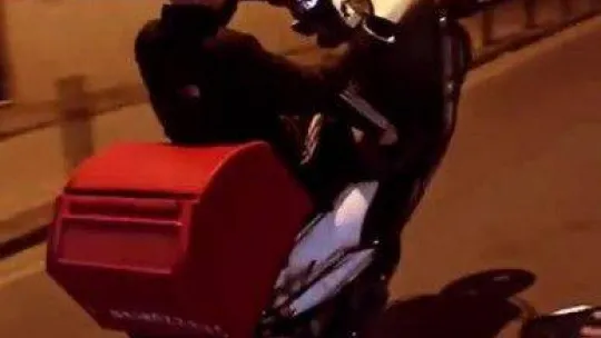 Pendik'te motosikletlinin tek teker üzerinde tehlikeli yolculuğu kamerada