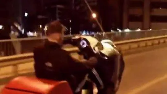 Pendik'te motosikletlinin tek teker üzerinde tehlikeli yolculuğu kamerada